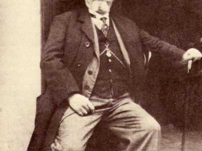 Luigi Colonna (1863-1942) � Scultore e decoratore, fu definito �artista geniale� e �uno dei migliori costruttori baresi� del suo tempo